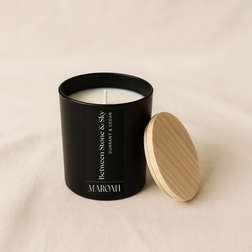 Between Stone and Sky candle in a blackjar with a wooden lid. Currant and Ceda, hand-poured in Montréal by MAROAH